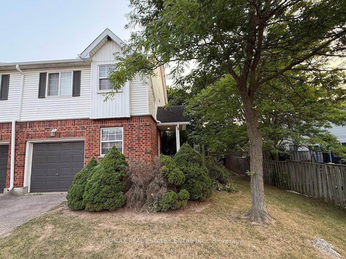 This bright and modern, fully furnished corner end unit townhouse offers approximately 1, 500 sq.