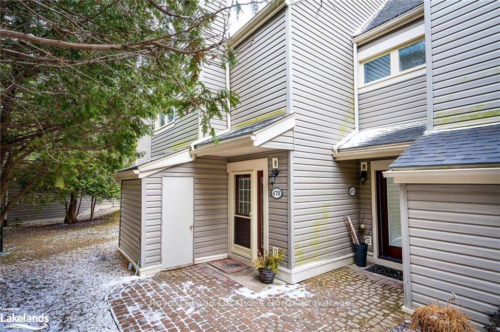 Great Seasonal rental available in the Oxbow Homes community that backs onto beautiful views of the escarpment, surrounded by walking riding trails and golf course.