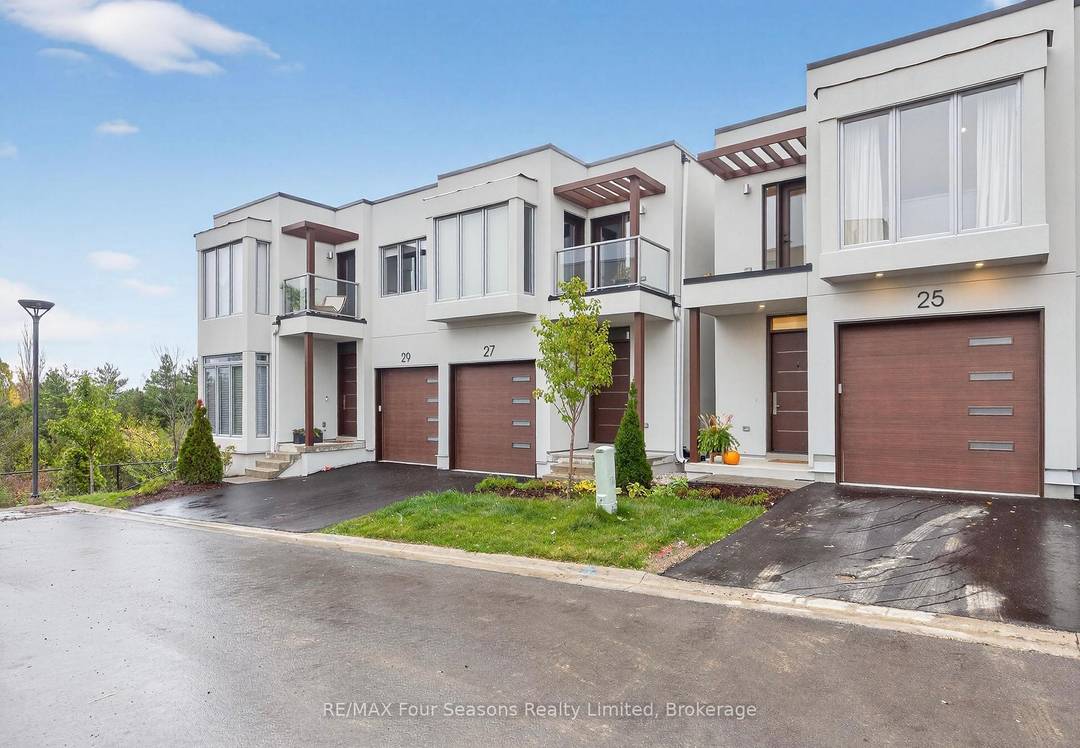 Spacious home in Thornbury Available for Ski Season 2025 2026.