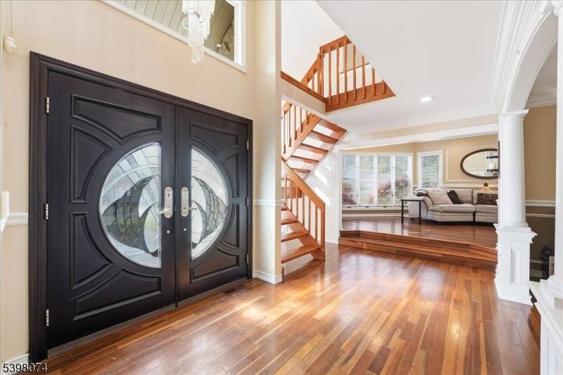 Welcome to The Woods at Mountainside, this contemporary home blends style and functionality with 5 bedrooms and 3.