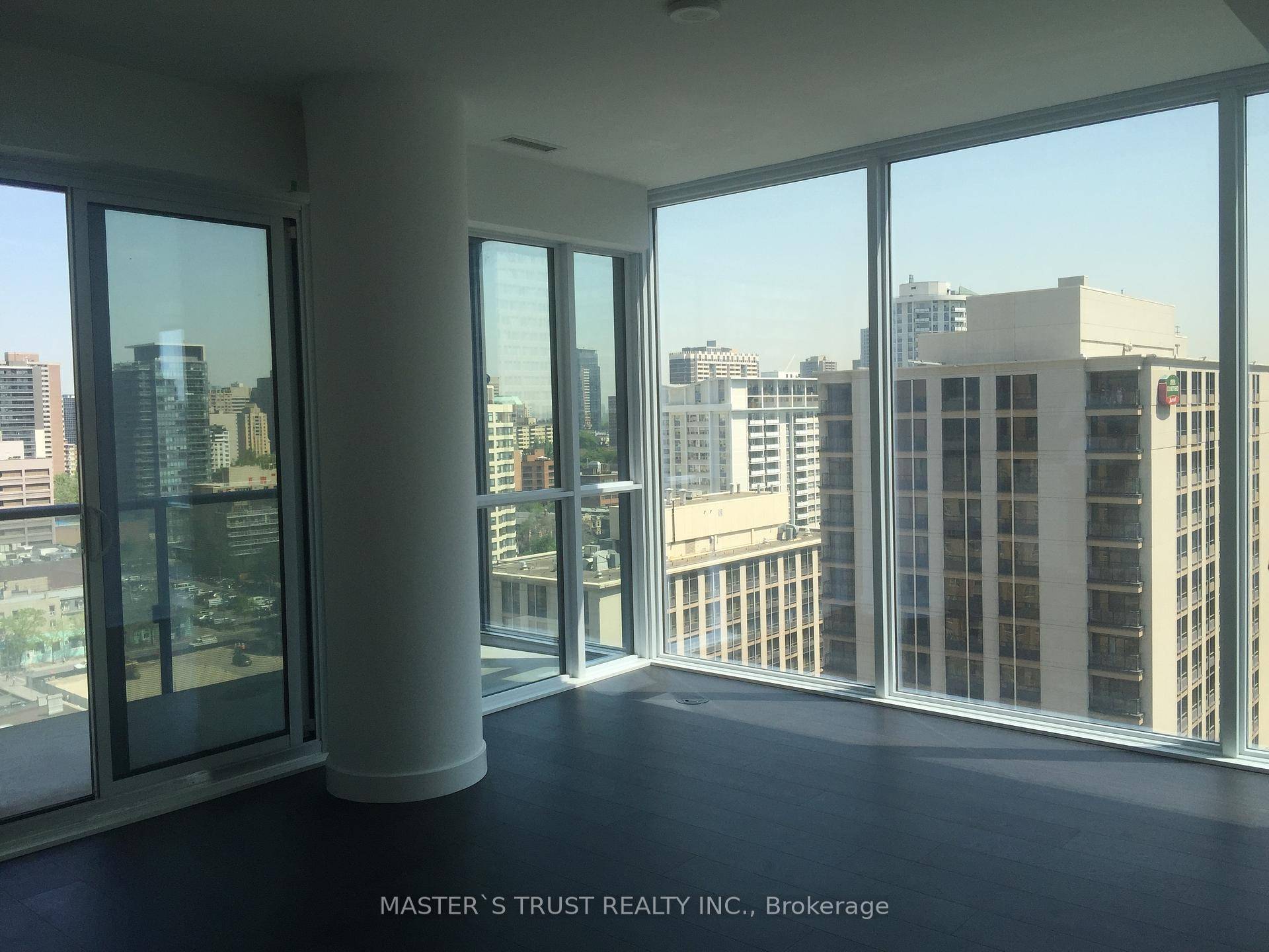Luxurious Condo In The Heart Of Downtown Toronto.