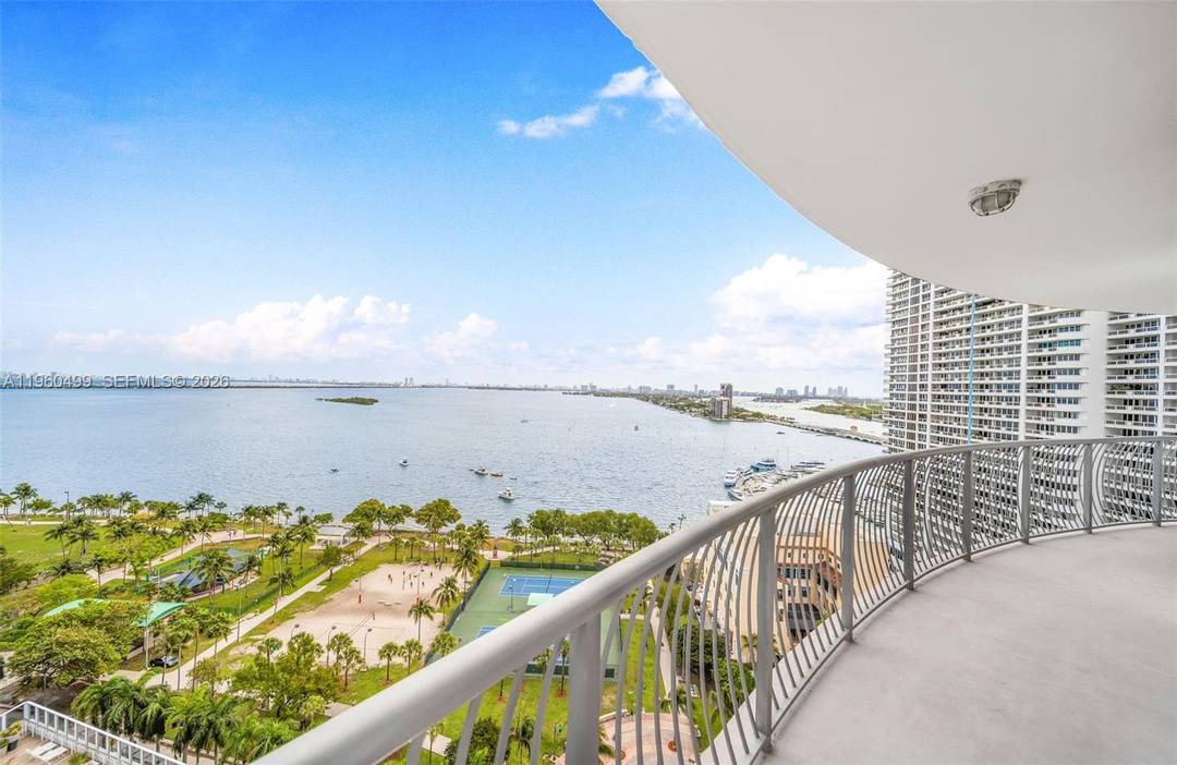 BEST LINE ! Spectacular 2 2 unit with unobstructed Bay and Downtown skyline views !