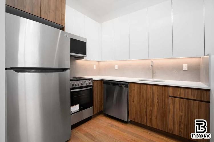 Brand New ! Williamsburg 2BR 2BA Designer ApartmentWelcome to the elevated Brooklyn lifestylethis sun drenched 2BR 2BA duplex blends soaring design, premium finishes, and wide open space in the beating ...