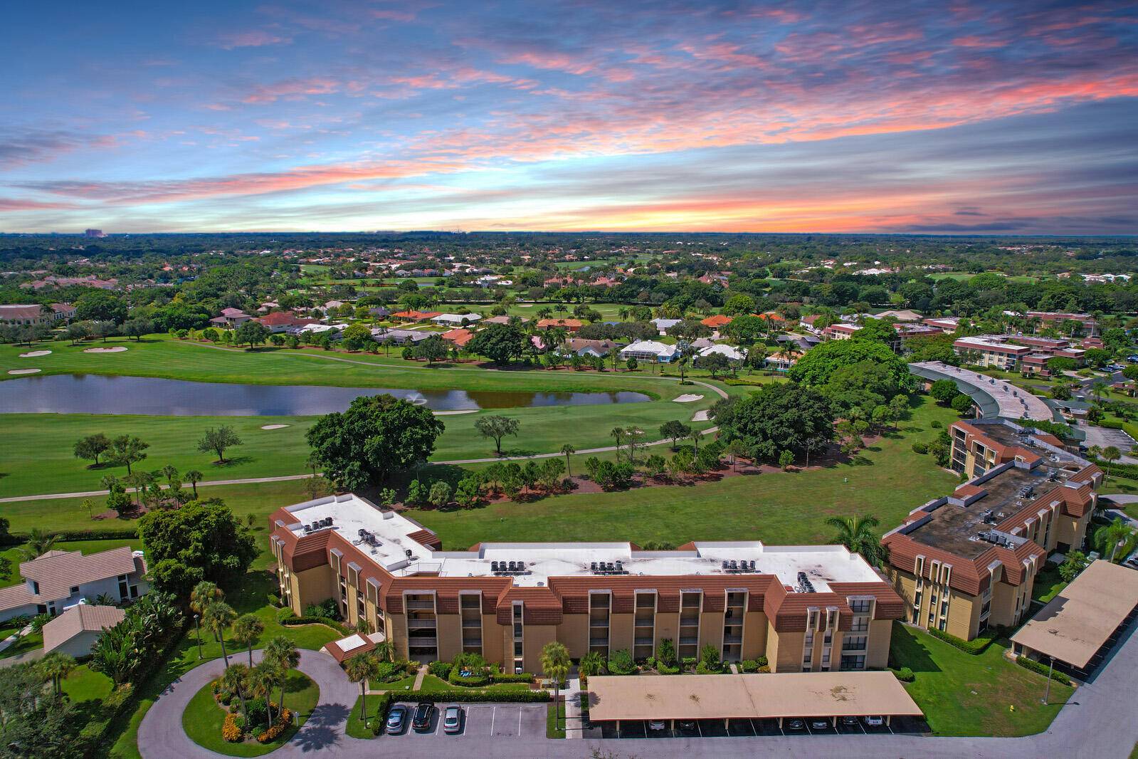 Spacious and functional first floor unit condo with a great view in the heart of Palm Beach Gardens.