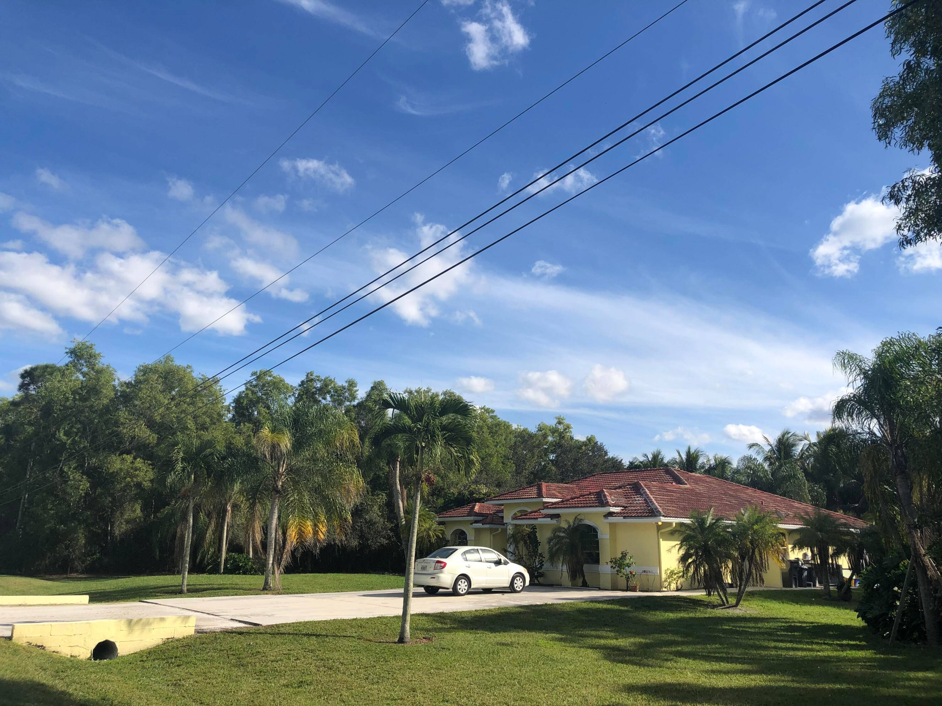 6 bedroom 3 bathroom screened pool home on 1.