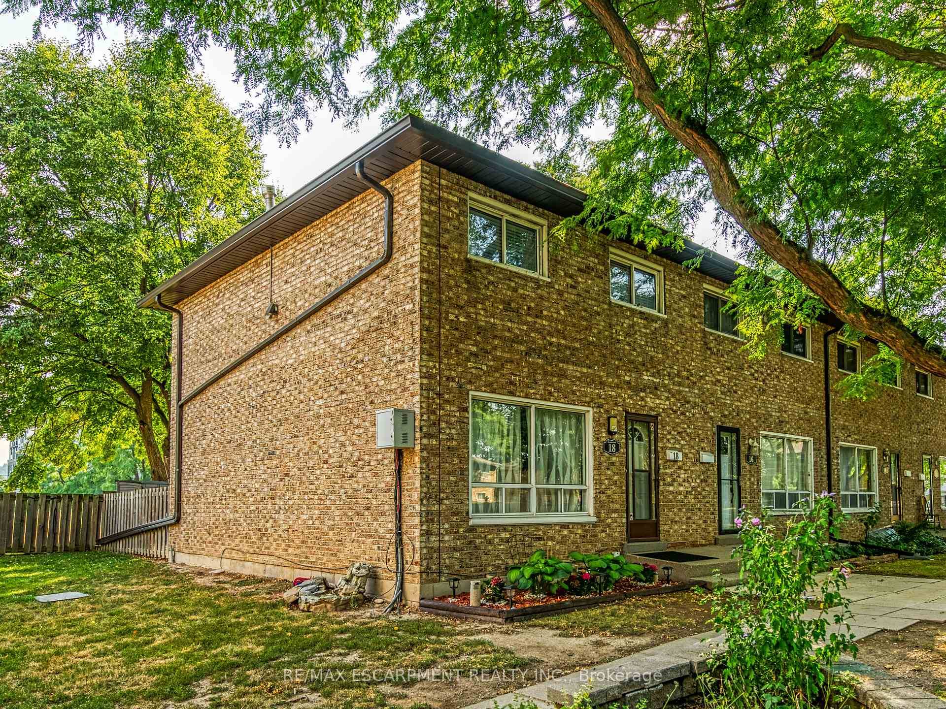 2 Storey End Unit, 3 bedroom, 2 bathroom Townhome with a finished basement and no rear neighbors !