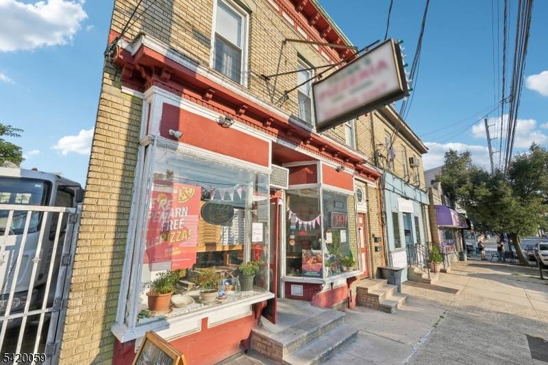 PHENOMENAL OPPORTUNITY TO PURCHASE THIS MIXED USE BUILDING BUSINESS IN A HIGHLY VISIBLE LOCATION.