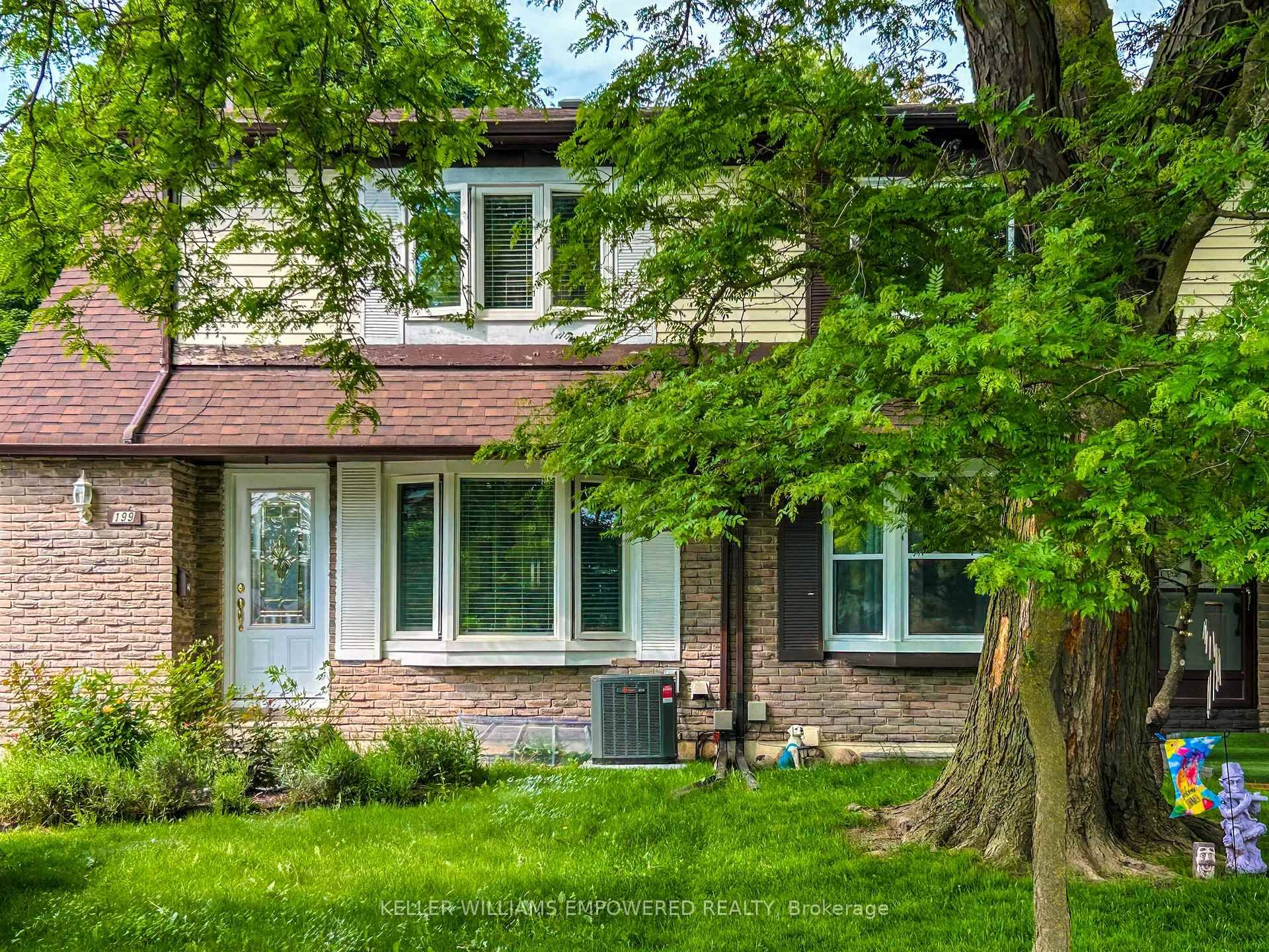 Client RemarksTastefully Renovated Family Home Situated In A High Demand and Quiet Neighborhood In North York Hillcrest Village !