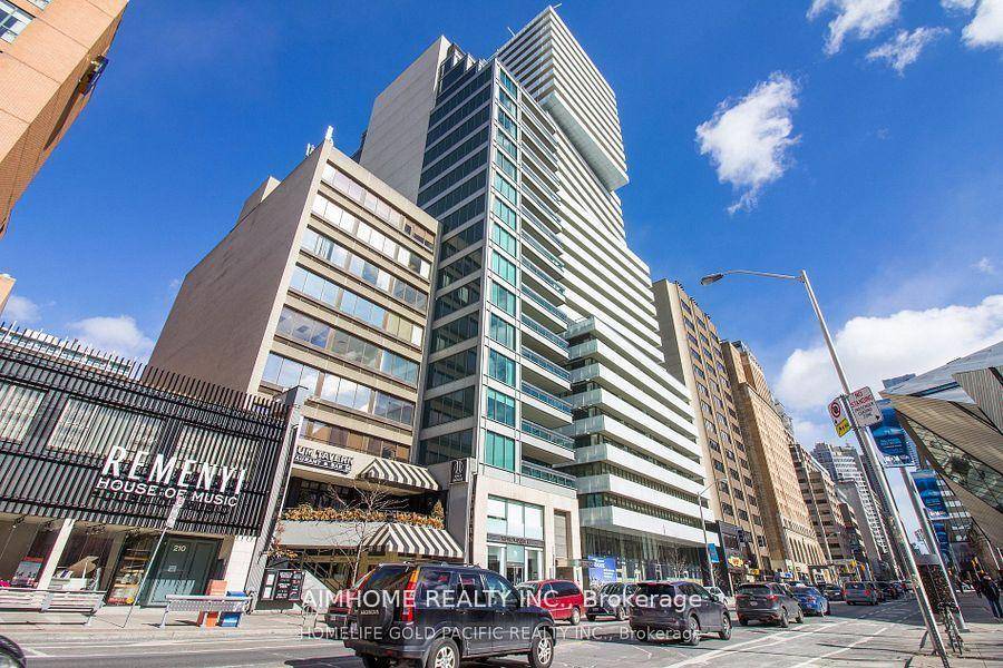 A beautifully appointed, high quality renovated modern 2bed 2bath suite in the beautiful heart of city in an abundance of natural light with bright south exposure.