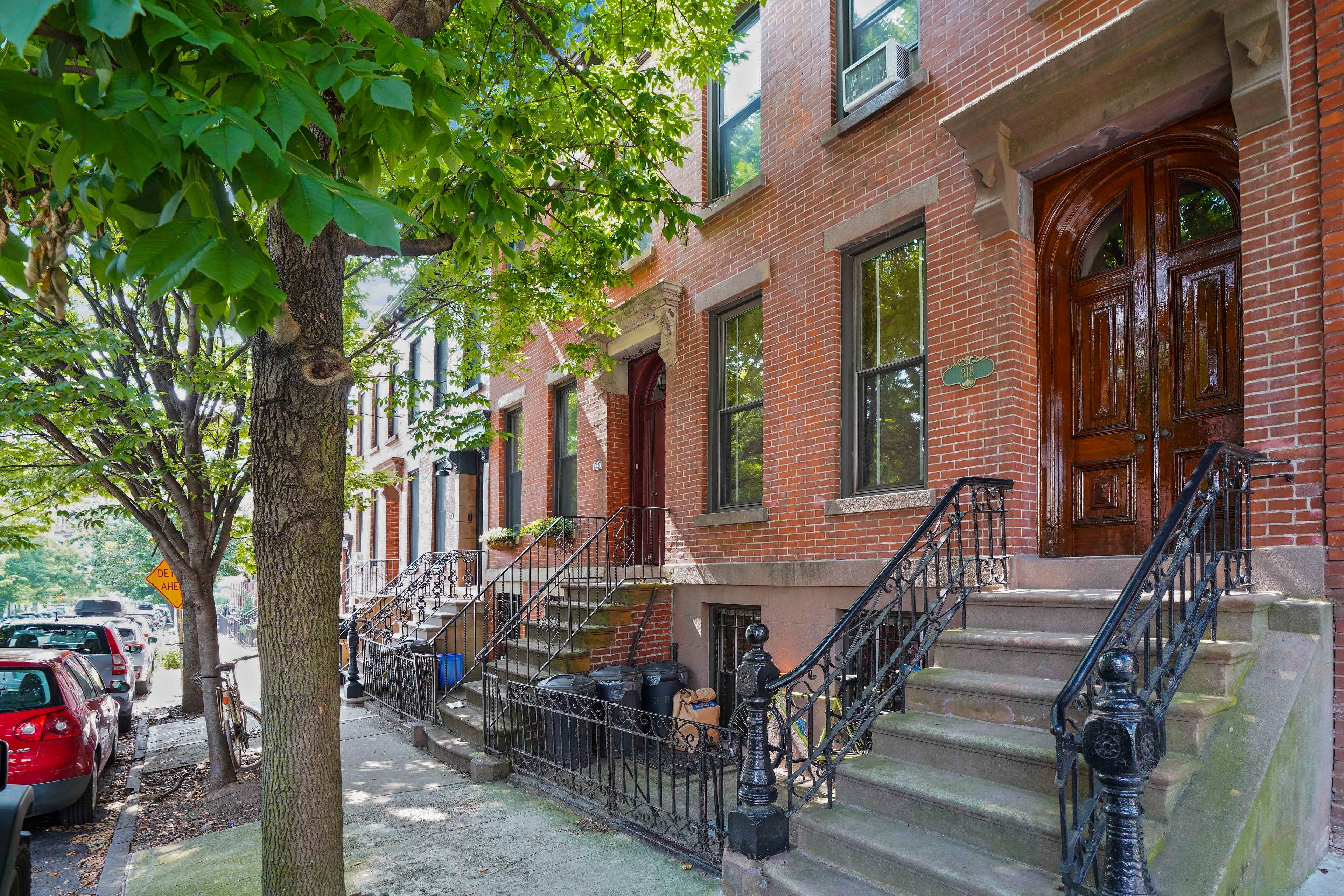 Nestled in the heart of Carroll Gardens you will find this meticulously maintained one bedroom.