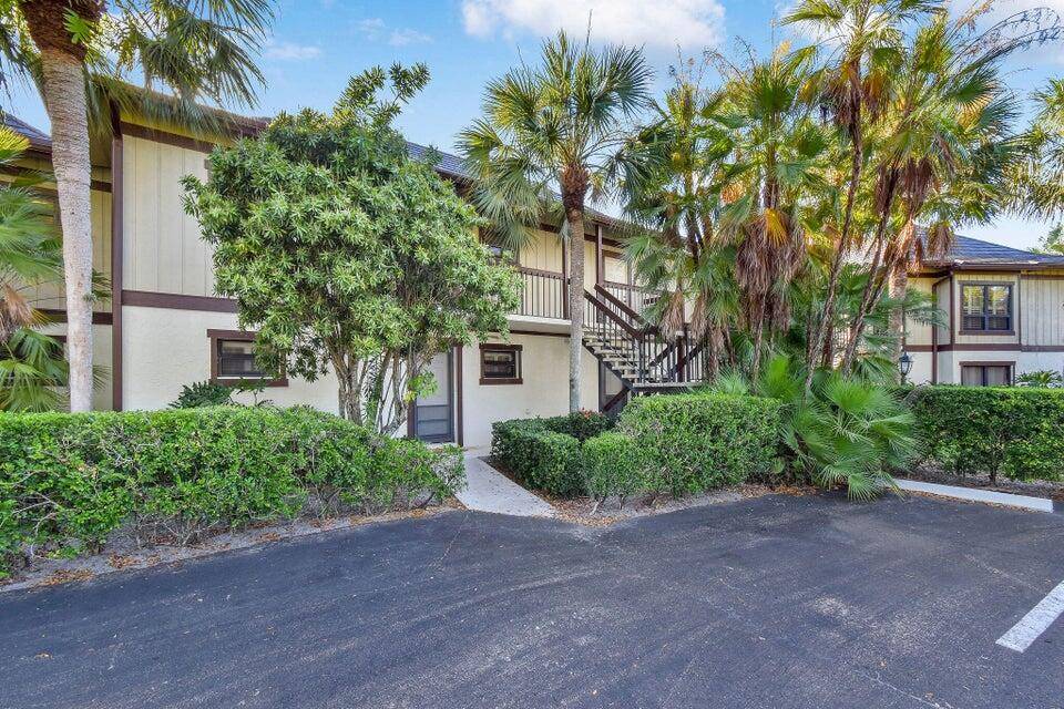 Welcome to this stylish, renovated one bedroom condo in Palm Beach Polo Club nestled in close proximity to equestrian venues.