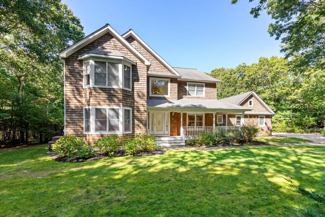 Beautiful Southampton Home with Pool and Jacuzzi close to beach