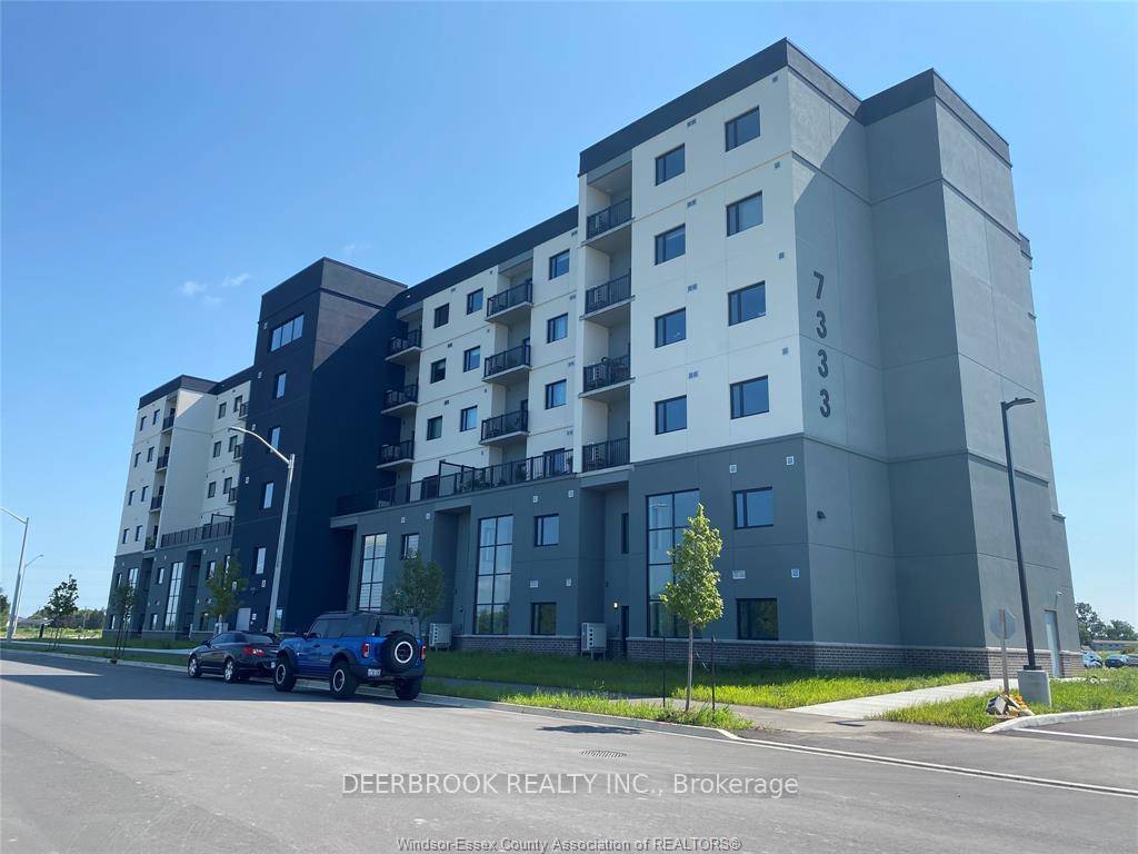 This stylish 1 bed, 1 bath condo on the 5th floor offers the perfect mix of comfort and convenience.