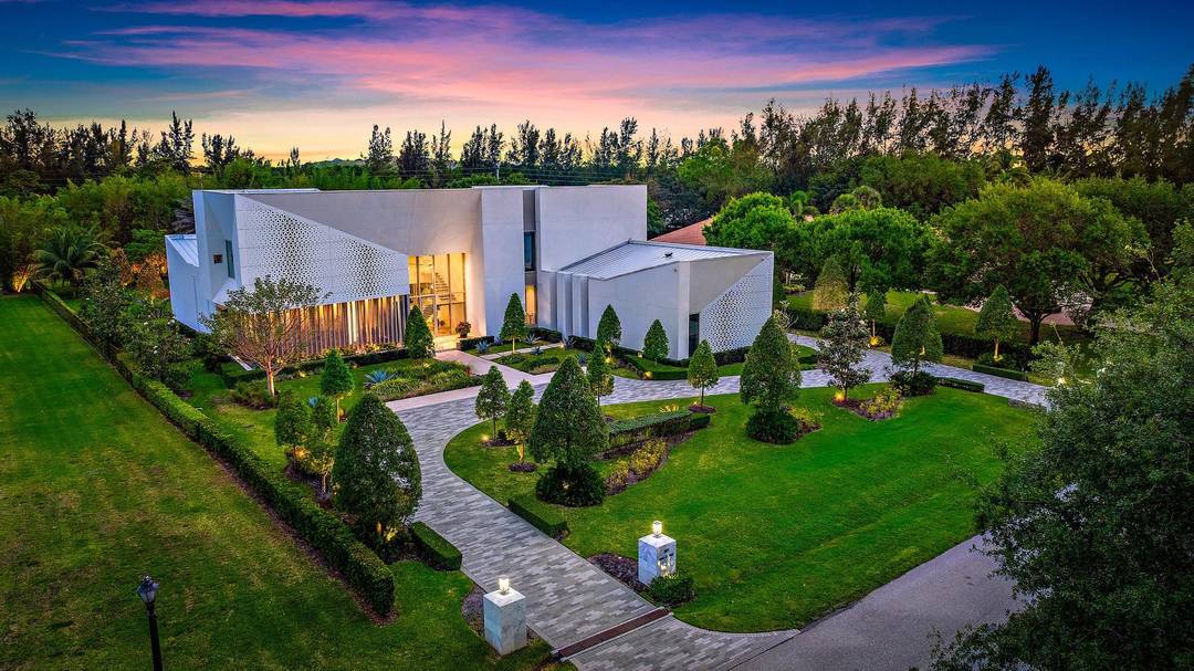 Welcome to this one of a kind modern sanctuary in the heart of Palm Beach Gardens, an ultra luxury architectural triumph that marries innovation, sophistication and serene beauty !