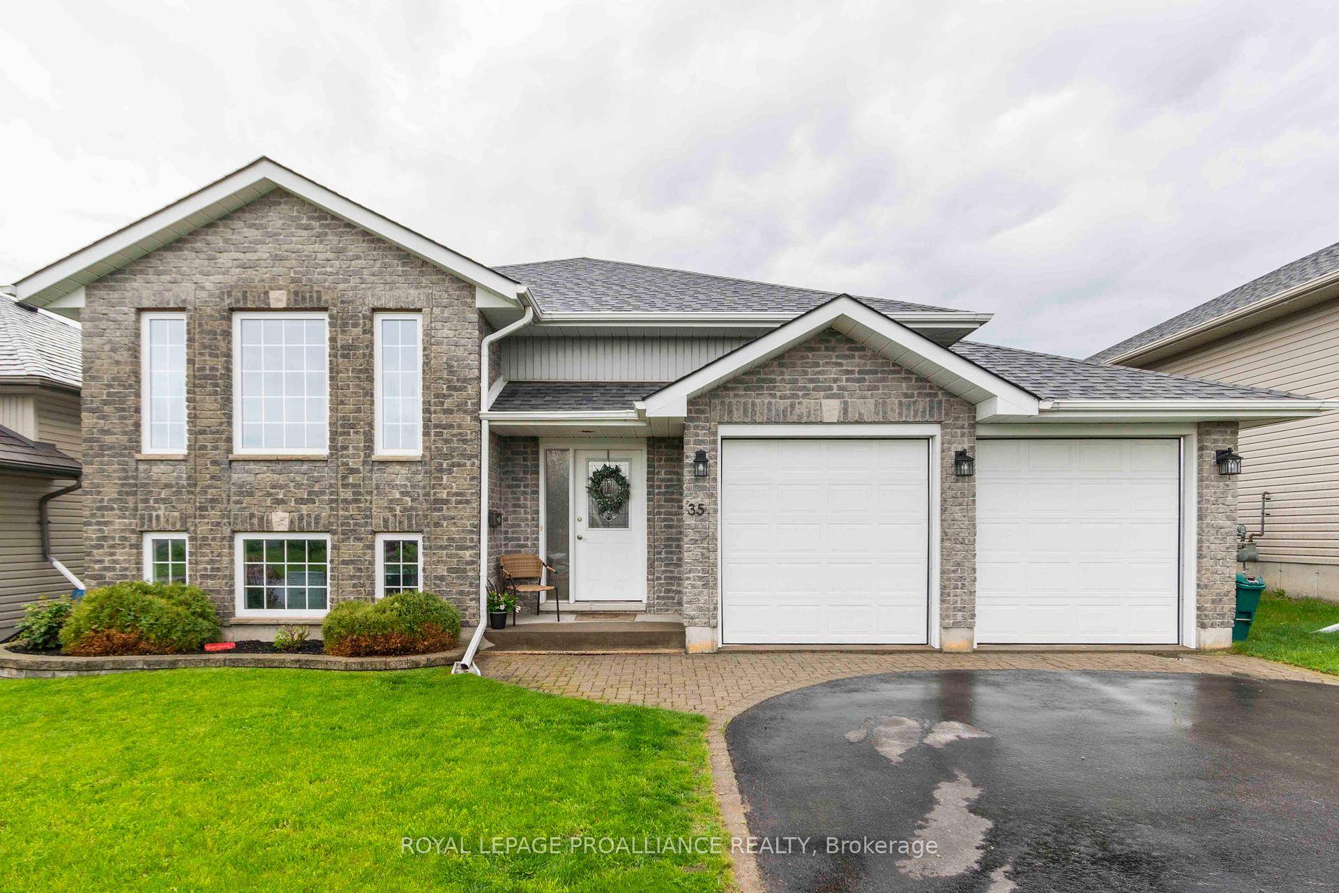 Great family home in a great family neighbourhood, in the sought after Murray Centennial Catchment basin, and at the entrance of Prince Edward County !