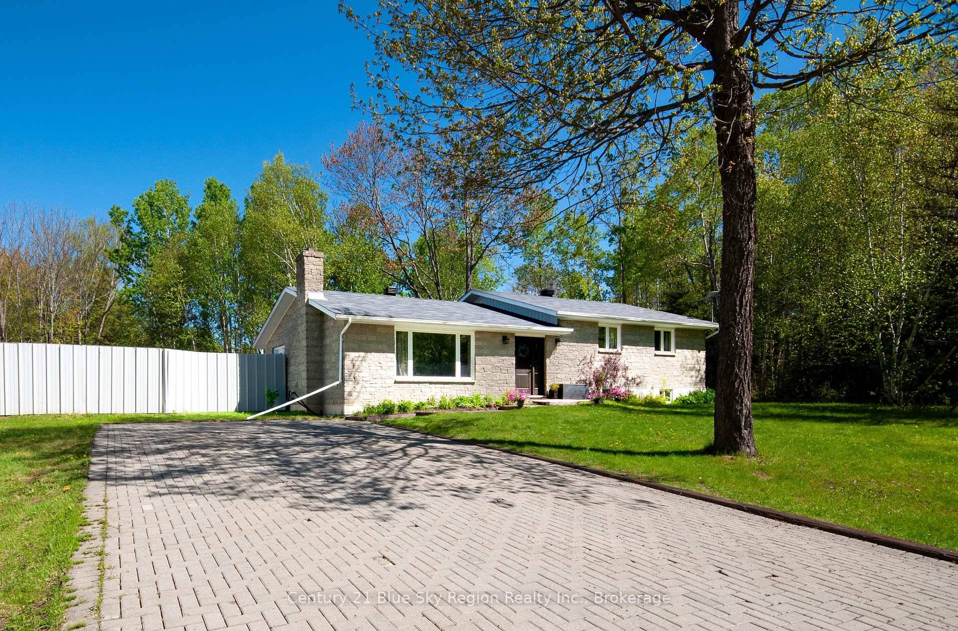 Welcome to this beautiful and charming 1, 650 sf, 3 1 bedroom, 2 bathroom, 3 level side split country home situated in a quiet family friend neighbourhood less than 20min ...