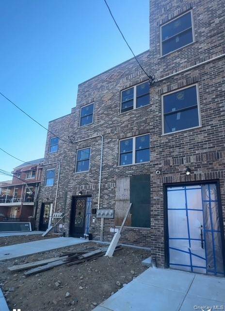 brand new apartment with bacolny, big 3 bedroom with 2 bathroom big living and eatin kitchen, ready to move, call Emily for appointment