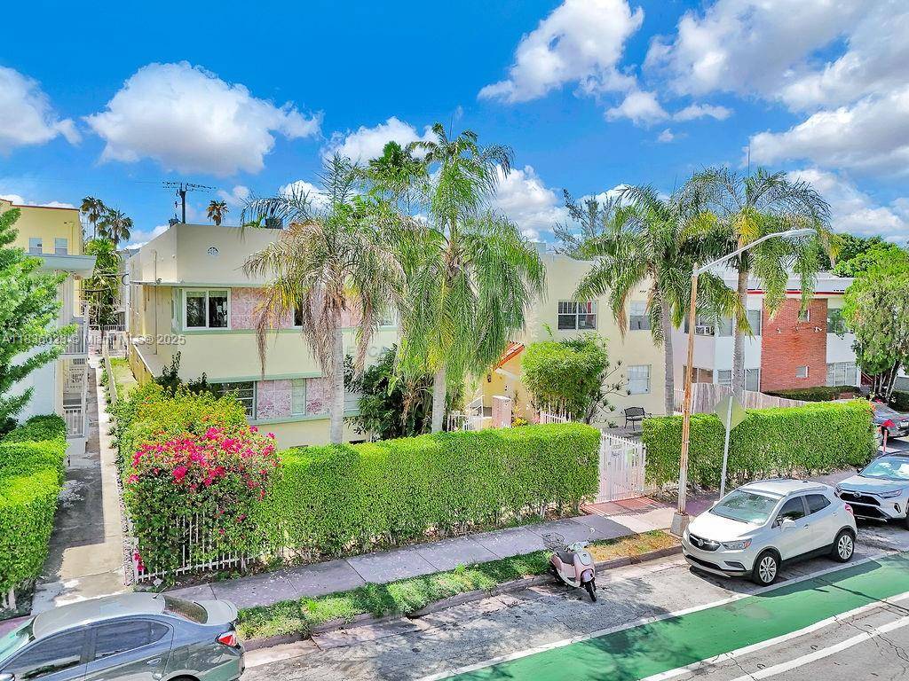 Fully renovated 2BR 2BA residence in prime South Beach, just steps from Flamingo Park, Lincoln Road, and the beach.