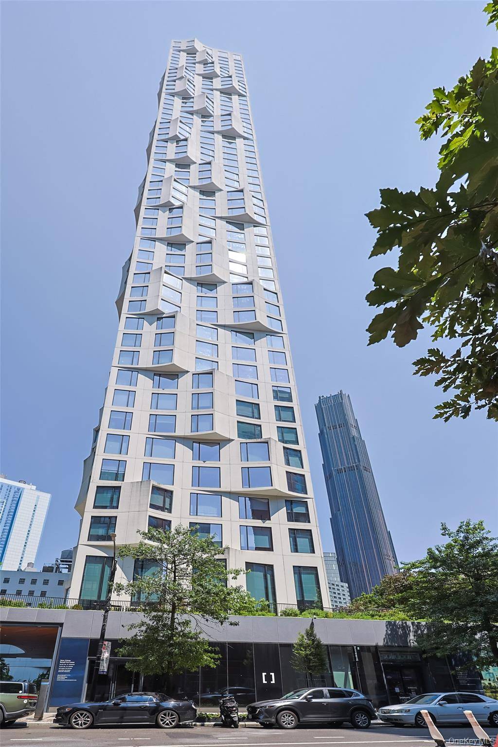 Welcome to this Residence 12M, located in the heart of Downtown Brooklyn.