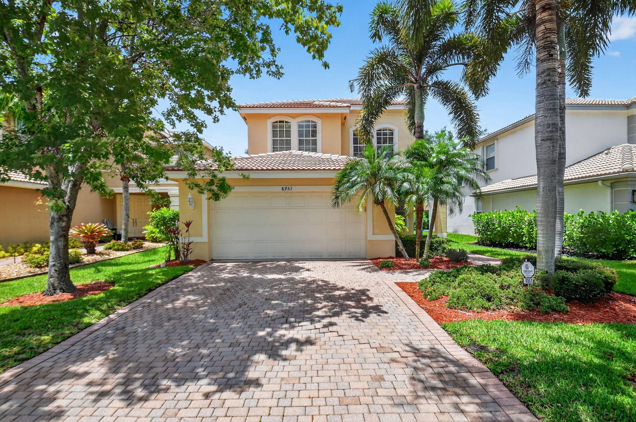 Huge 5 bed with 4 of the 5 bedrooms on the 2nd floor.