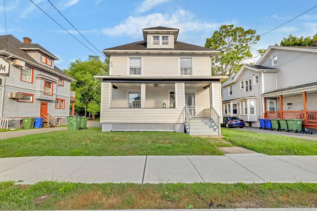 WELCOME HOME ! ! ! A lovely and spacious single family property, with an extra large backyard, located in the center of Middletown is looking for its new owners, ready ...