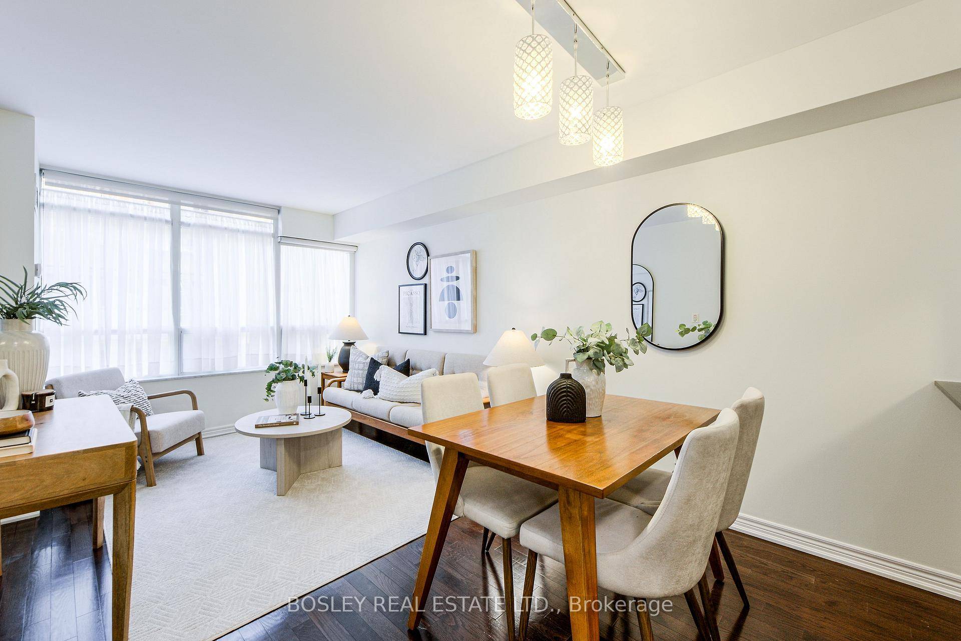 No offer date Welcome to 60 St Clair W, an elegant and quiet boutique building in prestigious Deer Park with just 14 floors and 92 units.