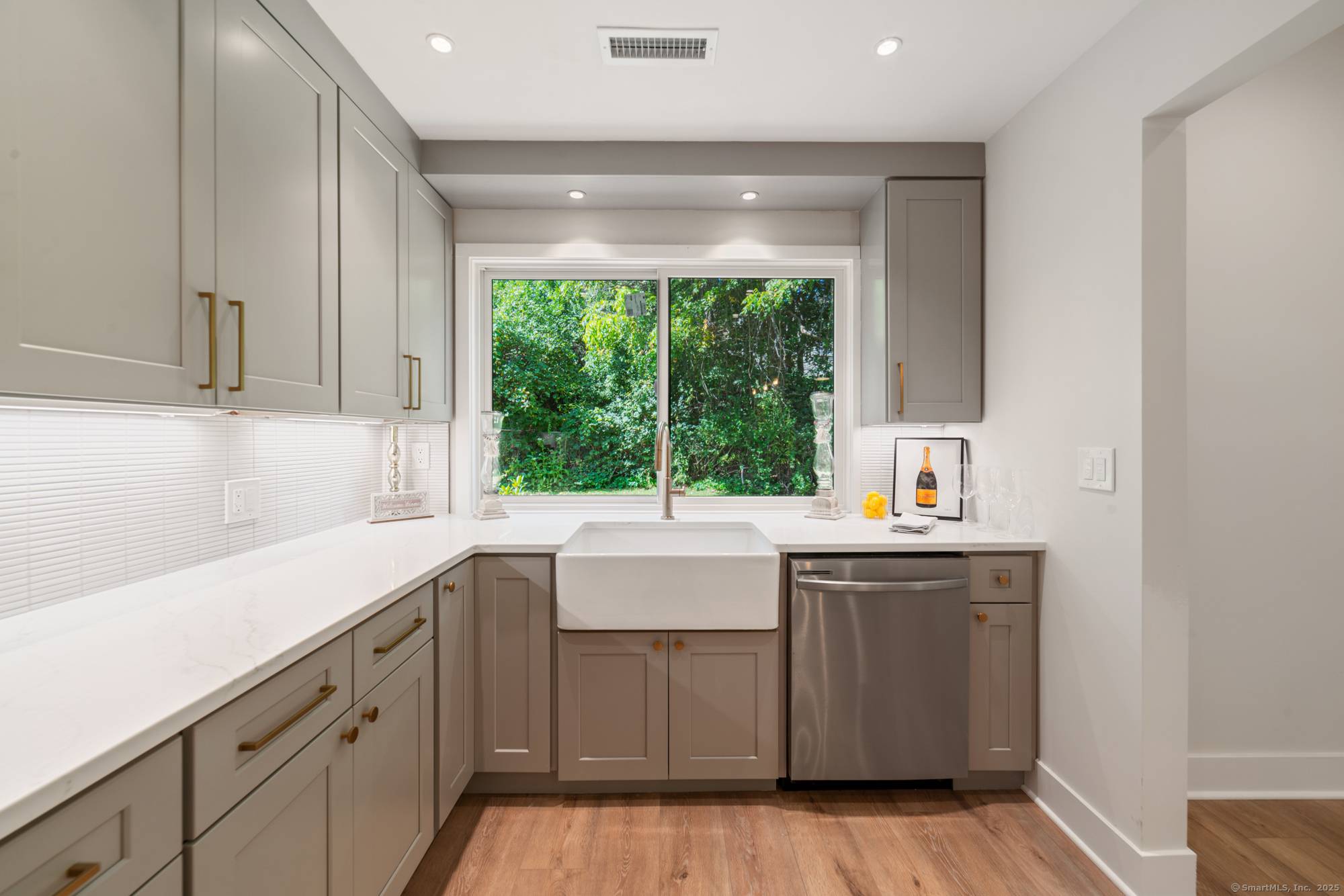 Welcome home to a professionally remodeled 3 bed 2 bath condo that perfectly blends modern elegance w everyday comfort.