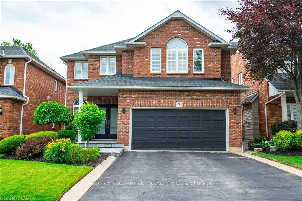 Welcome to 7 Volterra Court, Waterdown a rare family gem !