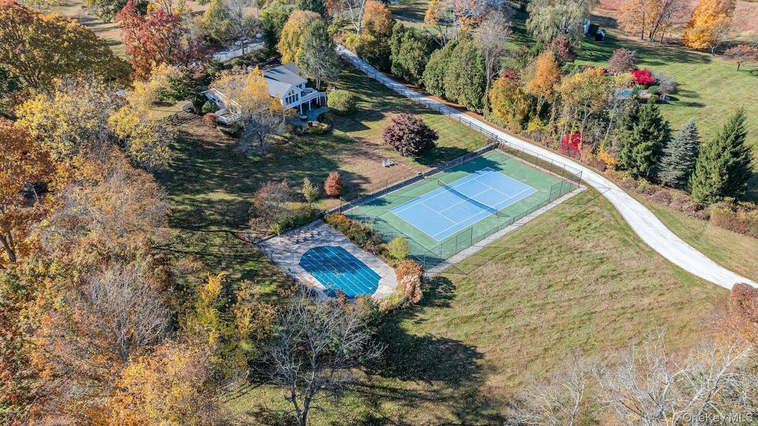 Horse Shoe Farm with Pool amp ; Tennis !
