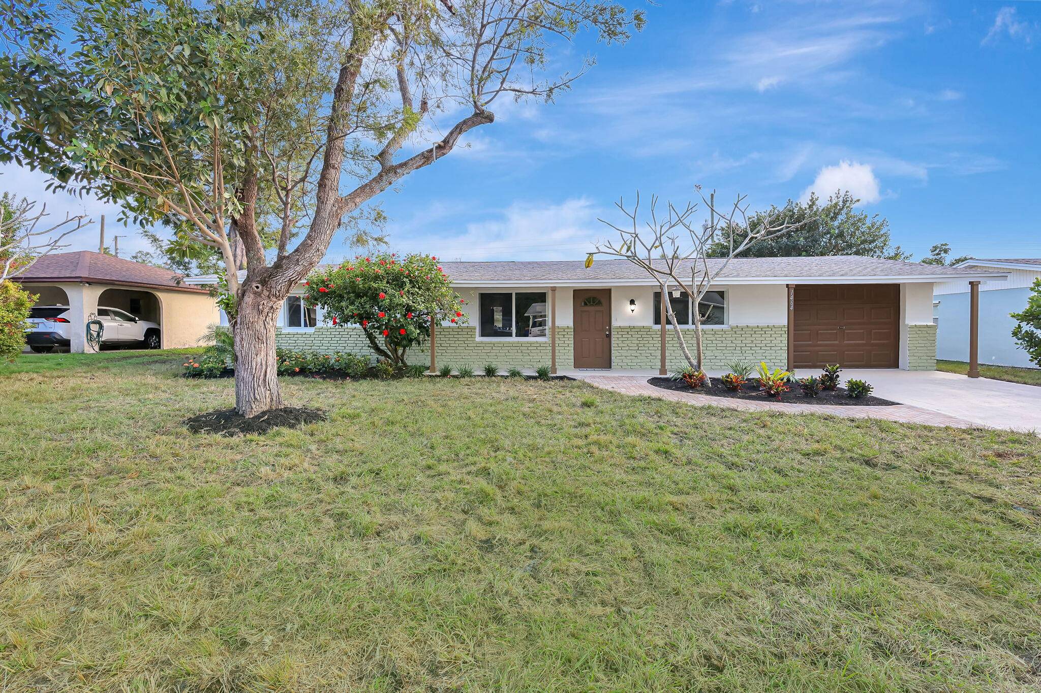 Spacious 4 bed, 2 bath, 1 car garage single family home in Jensen Beach.