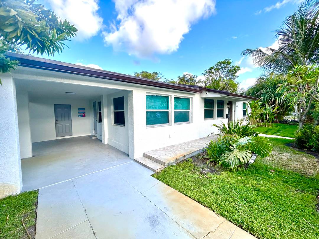 Furnished ! Annual or Seasonal Min 90 days Beautifully Updated !