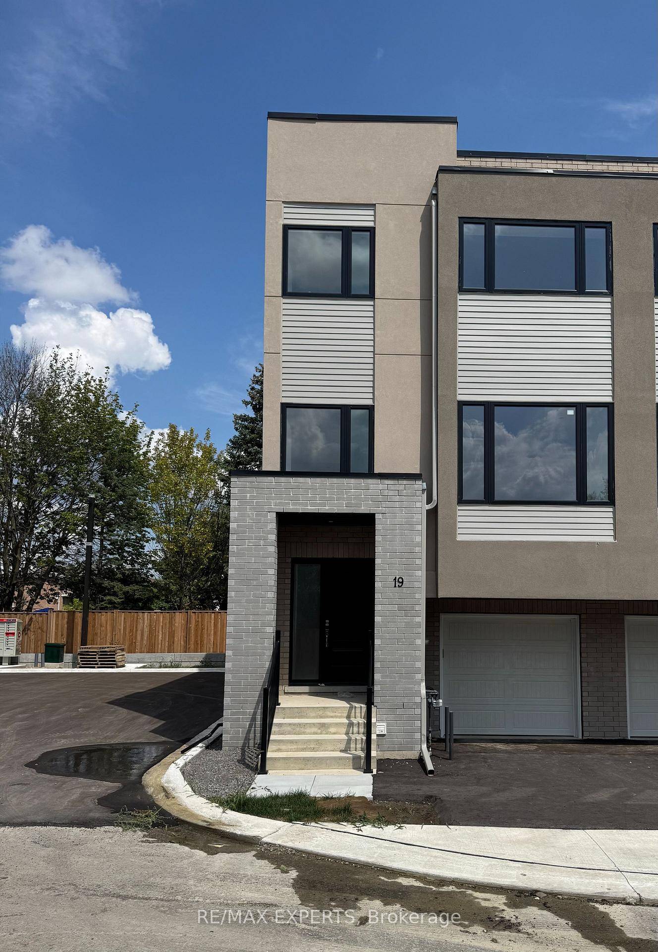Brand New End Unit 3 Bedroom Luxury Modern Townhome in Prestigious and Central Richmondhill.