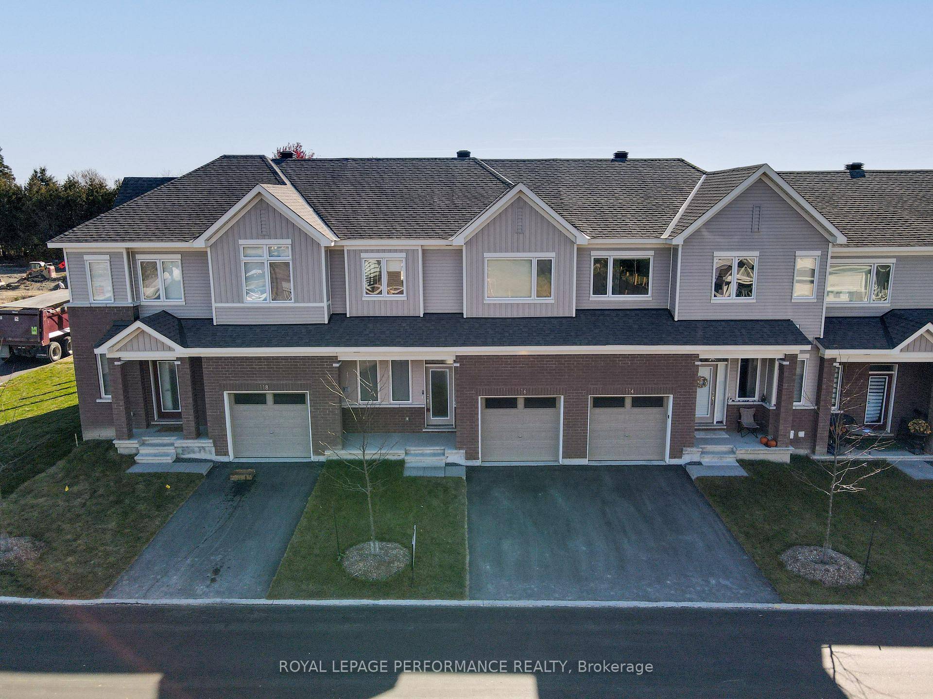 Modern Luxury Townhouse in Sought After Trailsedge 4 Beds, 3.