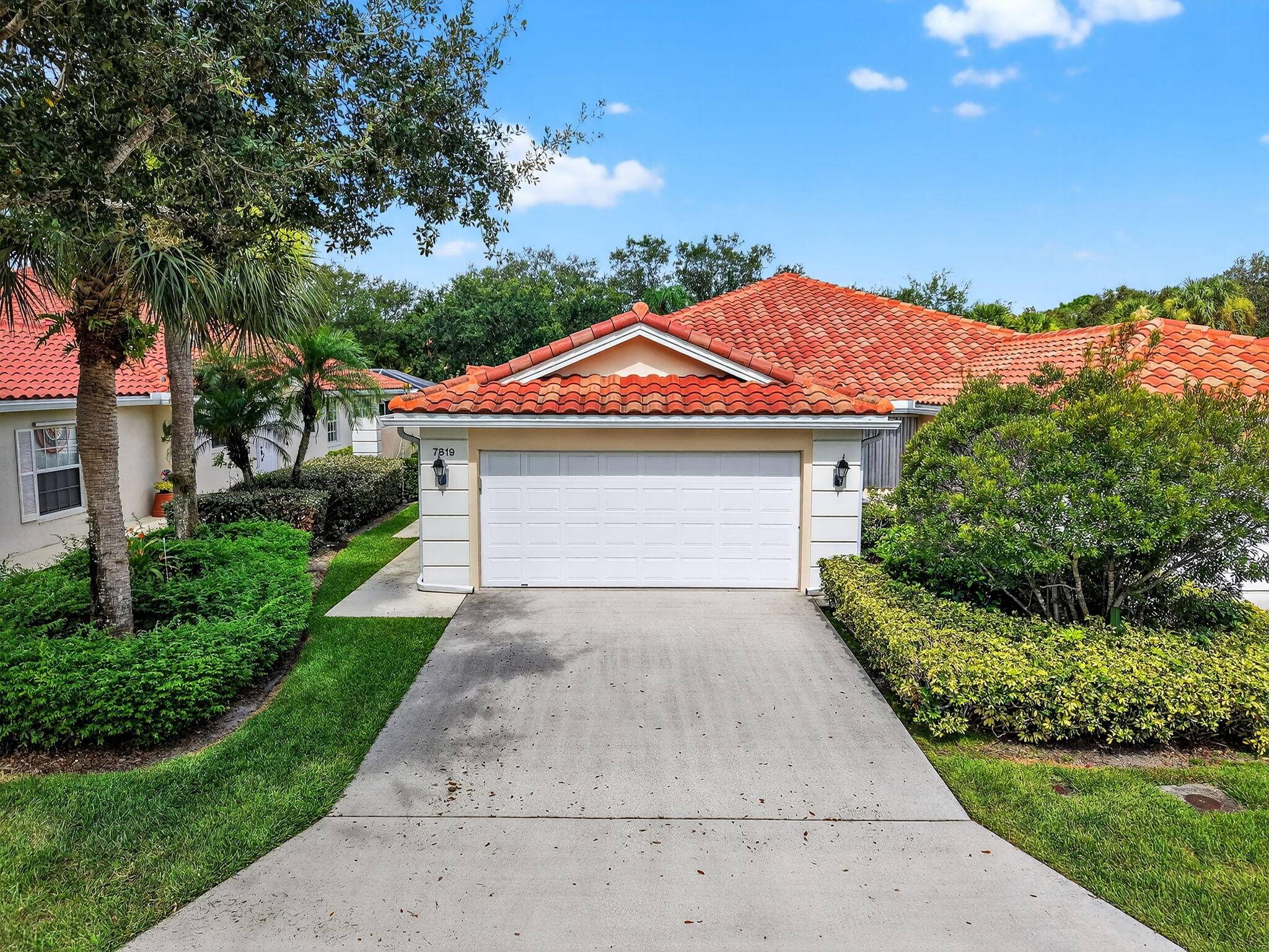 Beautifully maintained 2BD 2BA villa with a 2 car garage in the highly desirable, resort style community of RiverWalk.