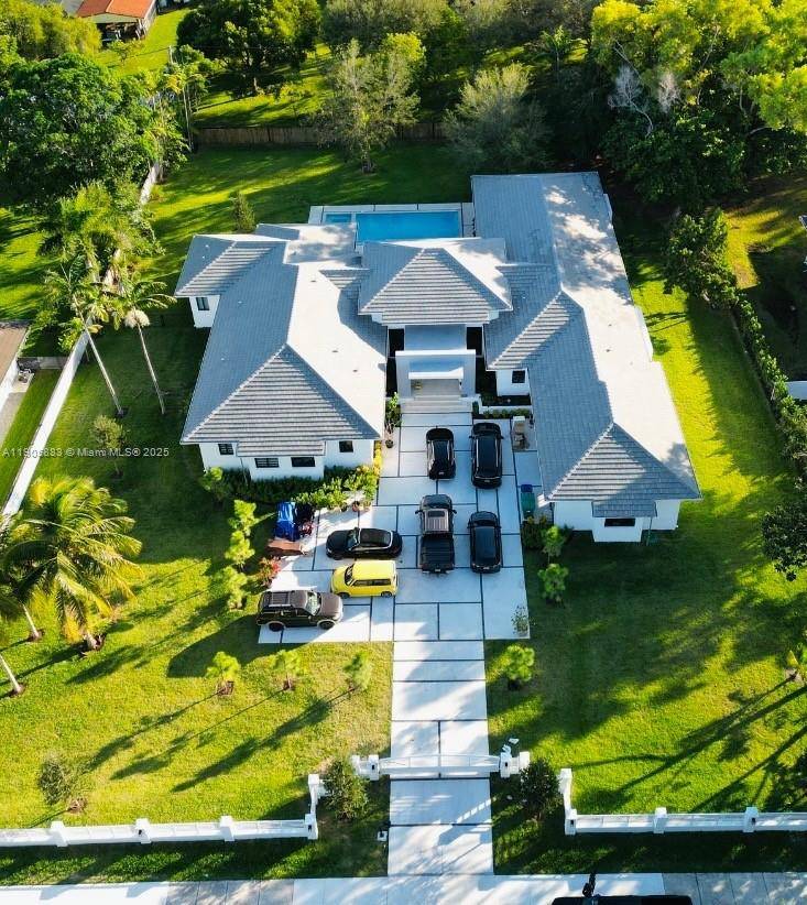 Pinecrest Custom Home Like New Acre lot Gated Entry Absolutely Gorgeous !