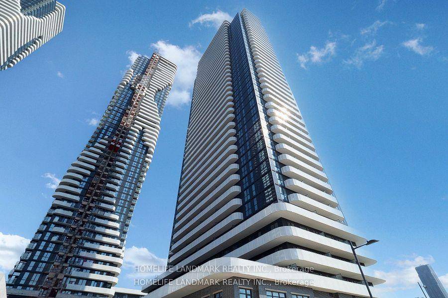 Located on the Top floor, this unit offers unbeatable views to the southwest, allowing for abundant sunlight throughout the day.