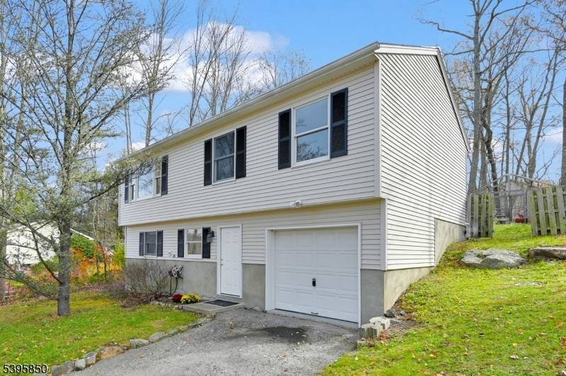 Incredible 3 Bedroom Bi Level in Upper Greenwood Lake !