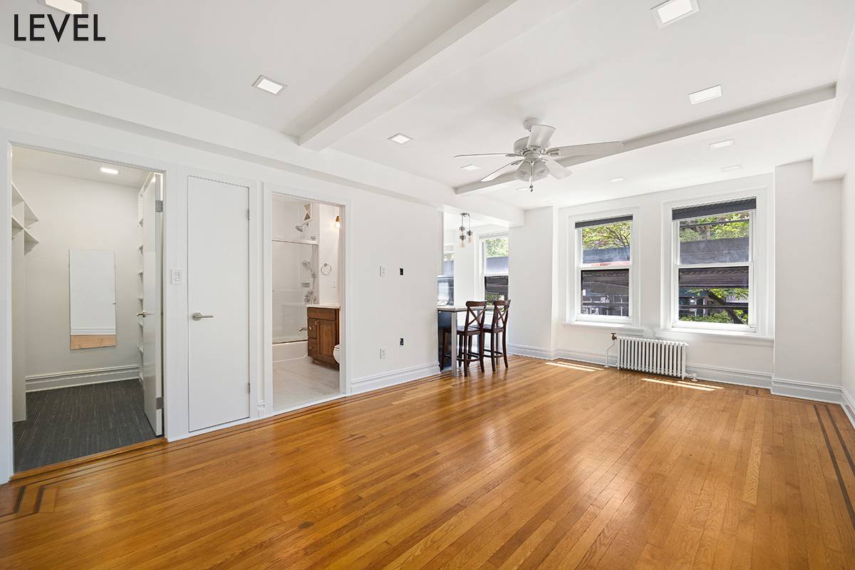 STOP ! MUST SEE ! Discover your urban oasis in this totally renovated studio.
