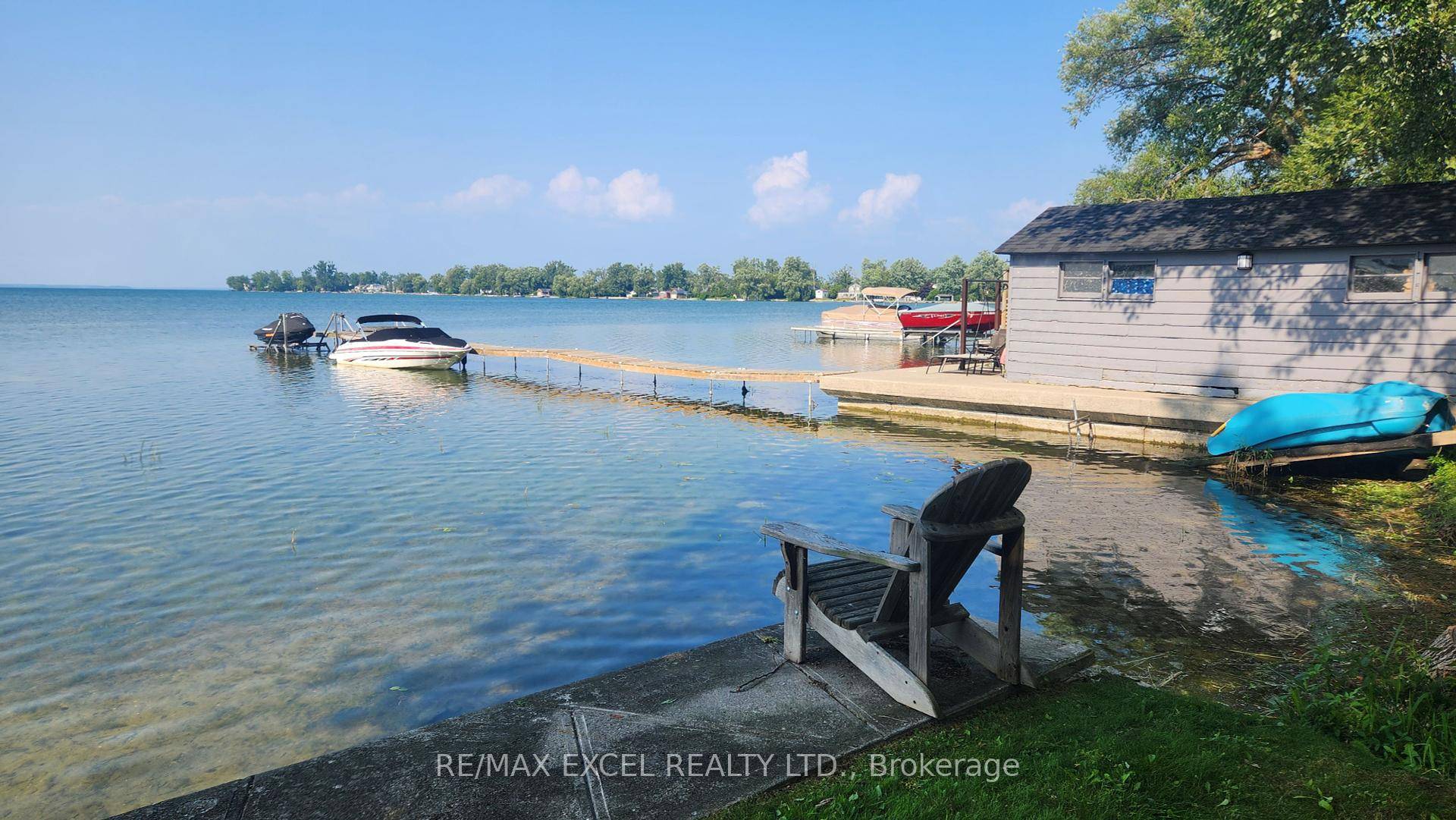 Don't miss out this beautiful four seasons direct waterfront house on a quiet cul de sac, breathtaking sunset view, Georgina Island is across to keep lake calm and private, enjoy ...