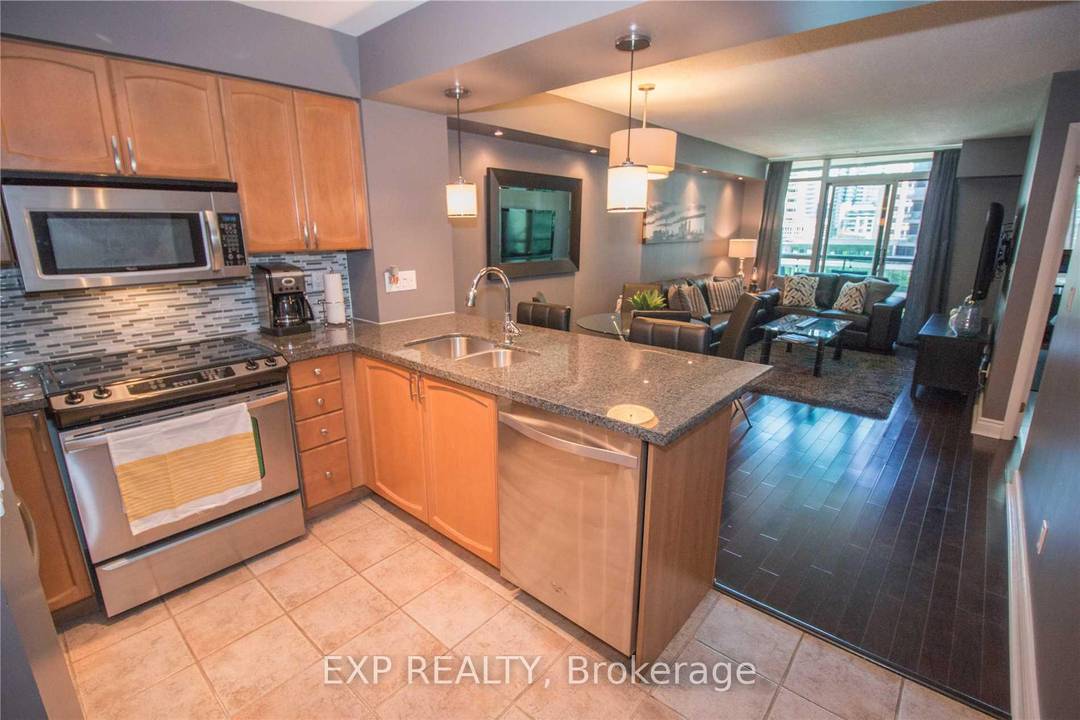 Enjoy a gorgeous, sun filled one bedroom suite offering over 600 sq.