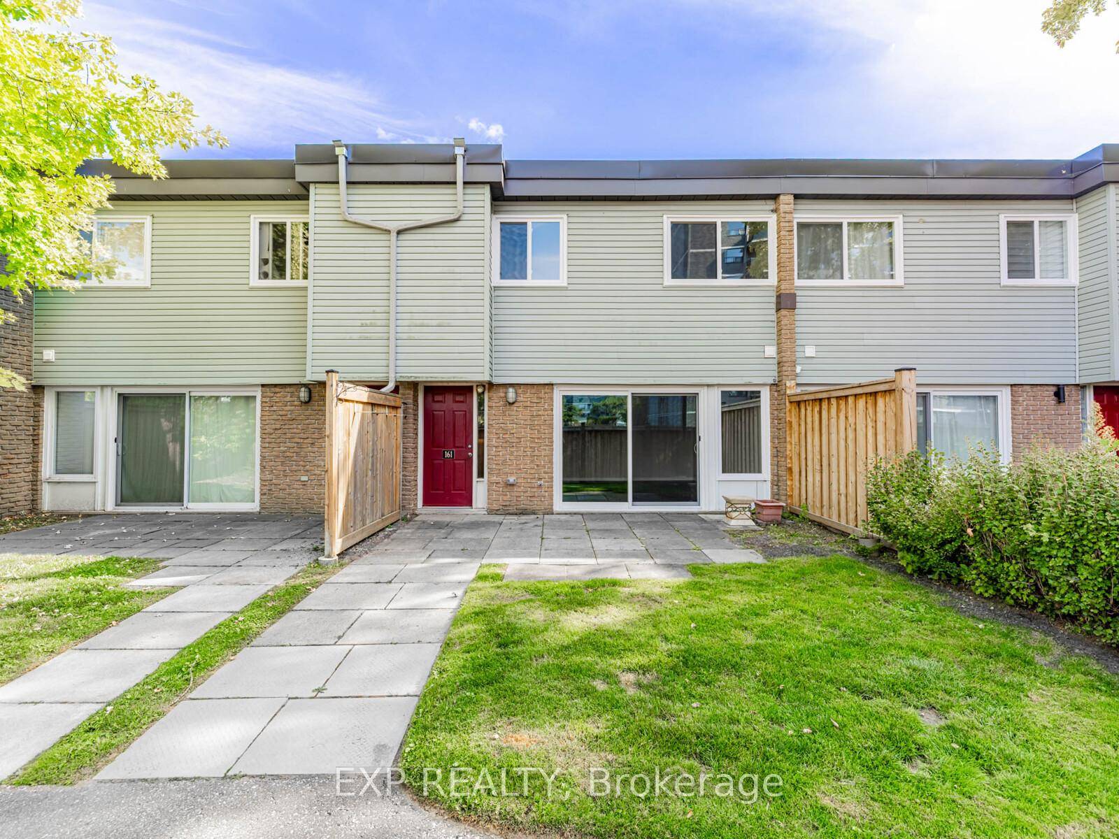 Charming 3 Bedroom Townhouse in the Heart of Aurora.
