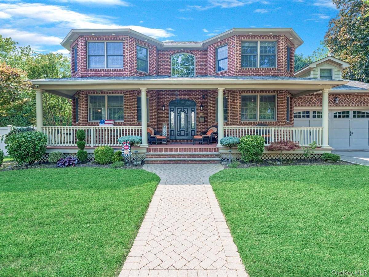This is a massive custom built home on a premier and very wide block in North Merrick.