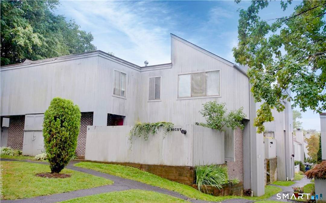 Beautiful 2 bedroom, 1. 5 bathrooms, end unit condo in the highly sought after Fox Hill community !