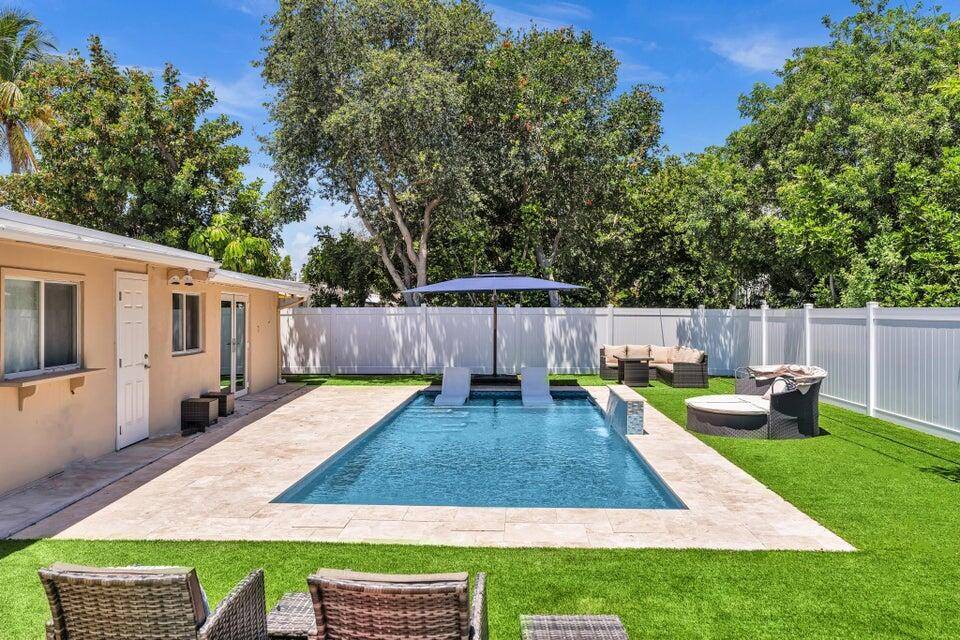 Live the Florida lifestyle in this beautifully renovated single family home, just 2 minutes from US 1 and 10 minutes from the beach.