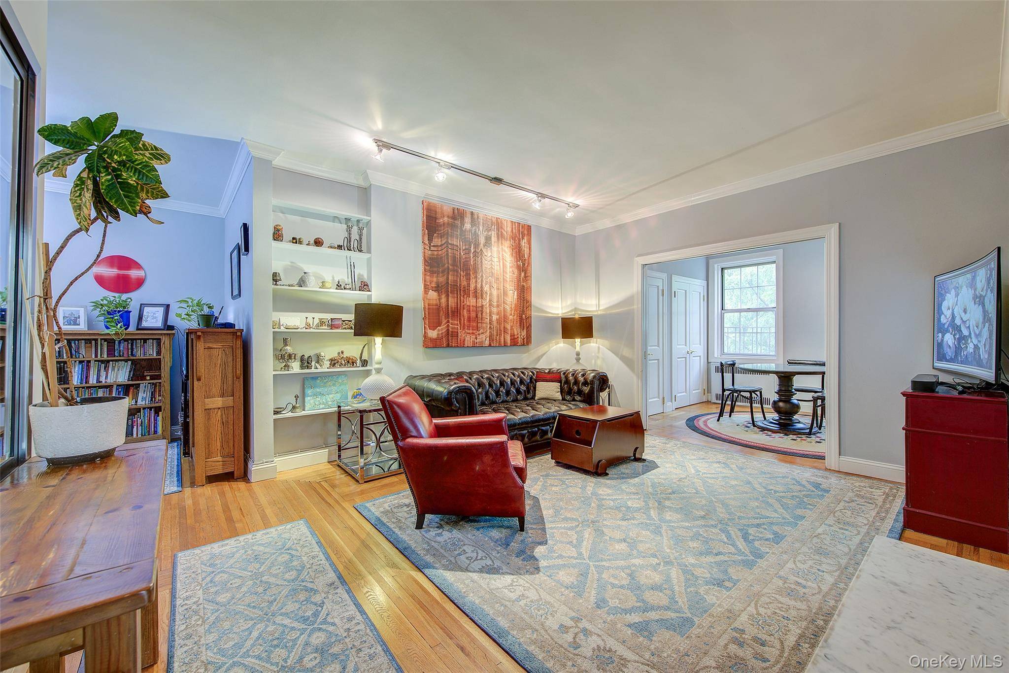 Beautifully reimagined top floor corner residence in the classic Hampton Court !
