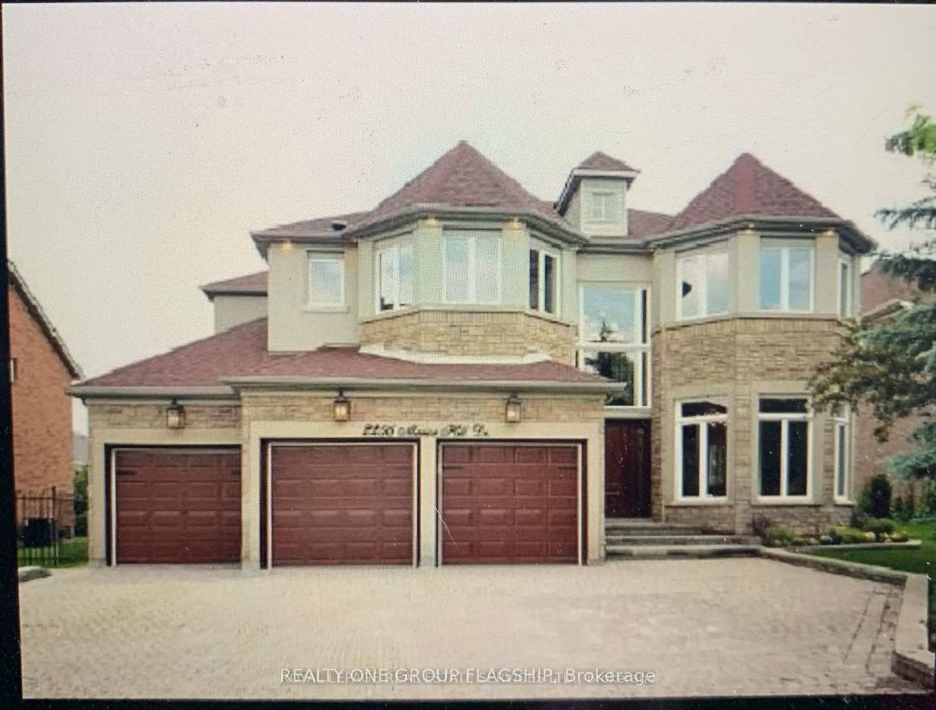 900 Sq Ft Of Living Space2 bedroom 2 washroom Basement apartment in Most Prestigious Area central Erin mills Enjoy Your Separate Entrance And Your Own Separate Laundry.