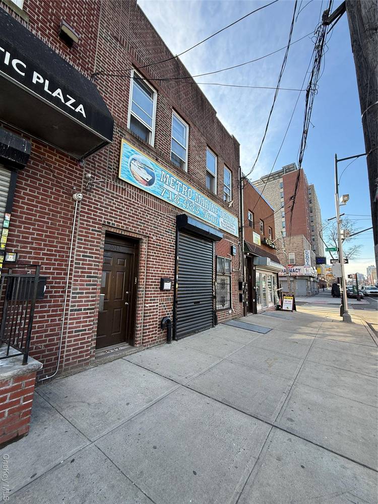 Excellent condition space available with high ceiling on Atlantic av in prime location Brooklyn.