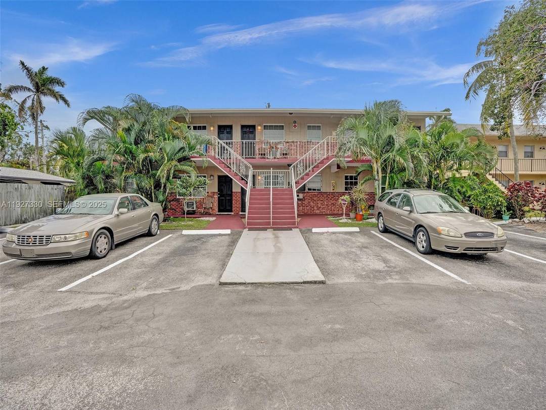 Income producing 6 unit multifamily property in the heart of Broward County !