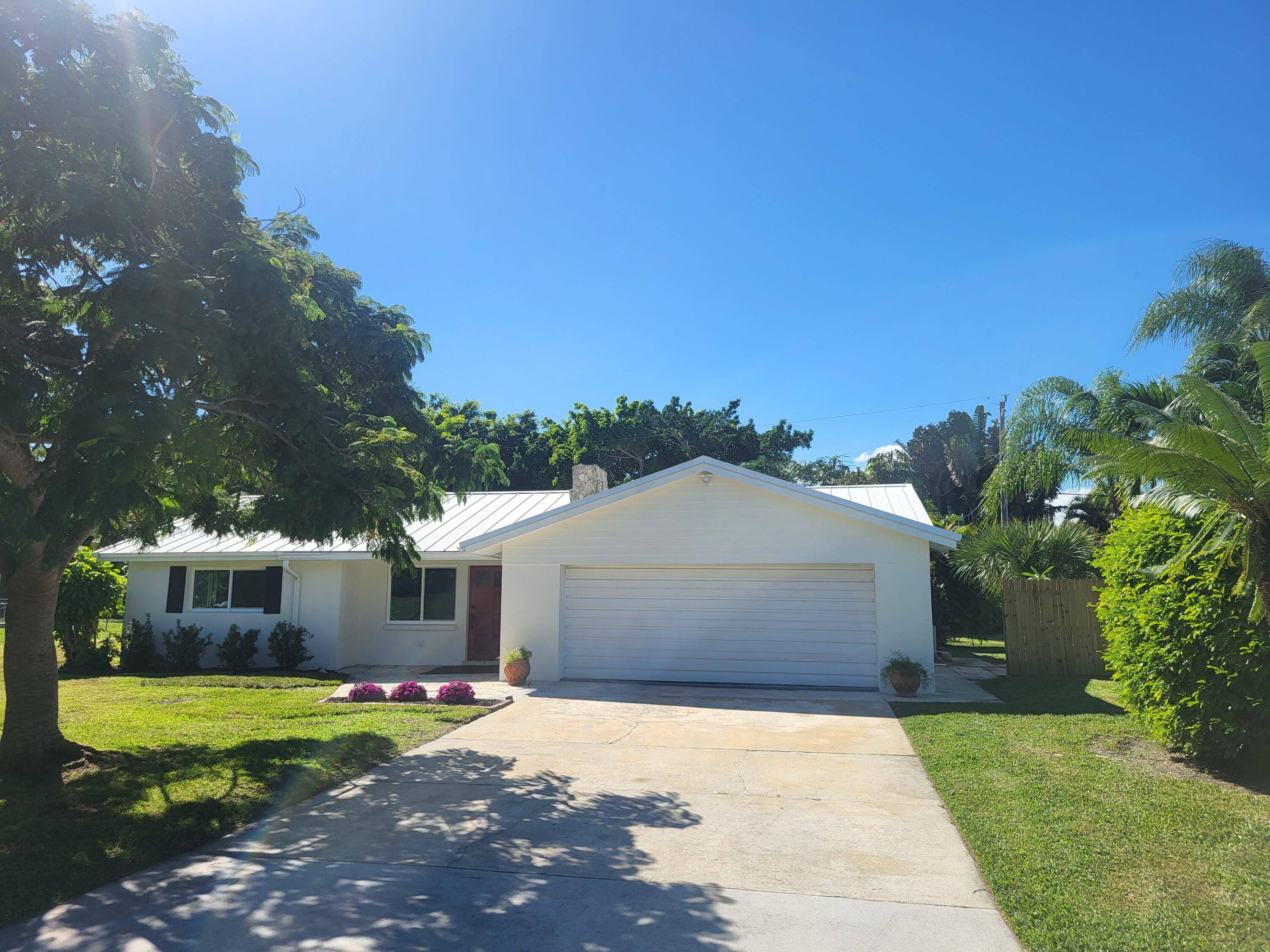 Discover a move in ready gem in Stuart's Beau Rivage community !