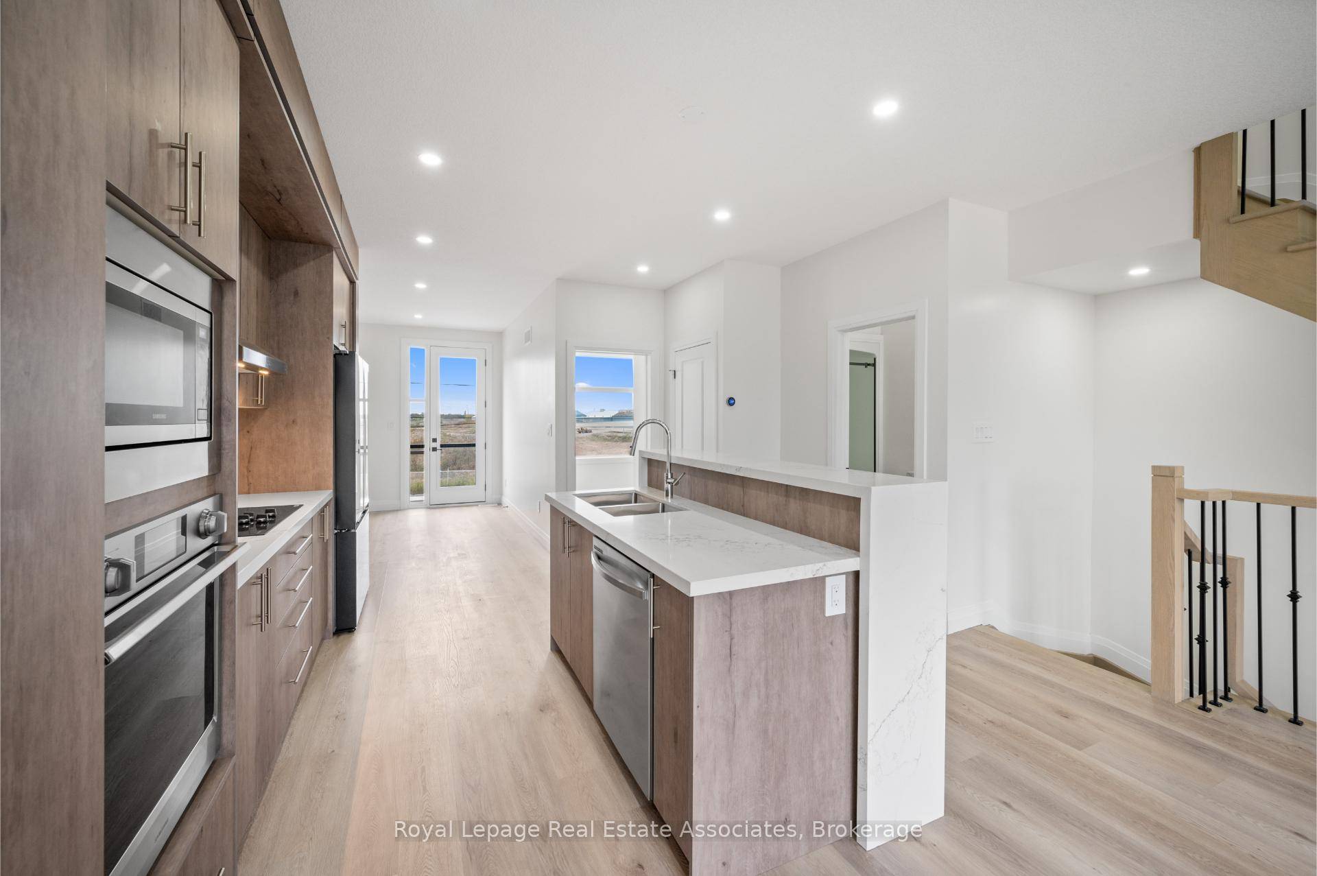 Welcome To 33 73 Warren Trail, Welland A Rare And Remarkable Opportunity To Lease A Modern, Live Work 3 Level Townhouse.